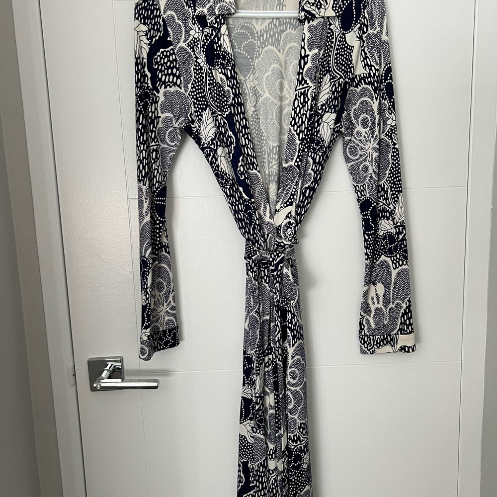 Diane Von Furstenberg Navy and White Patterned Robe
